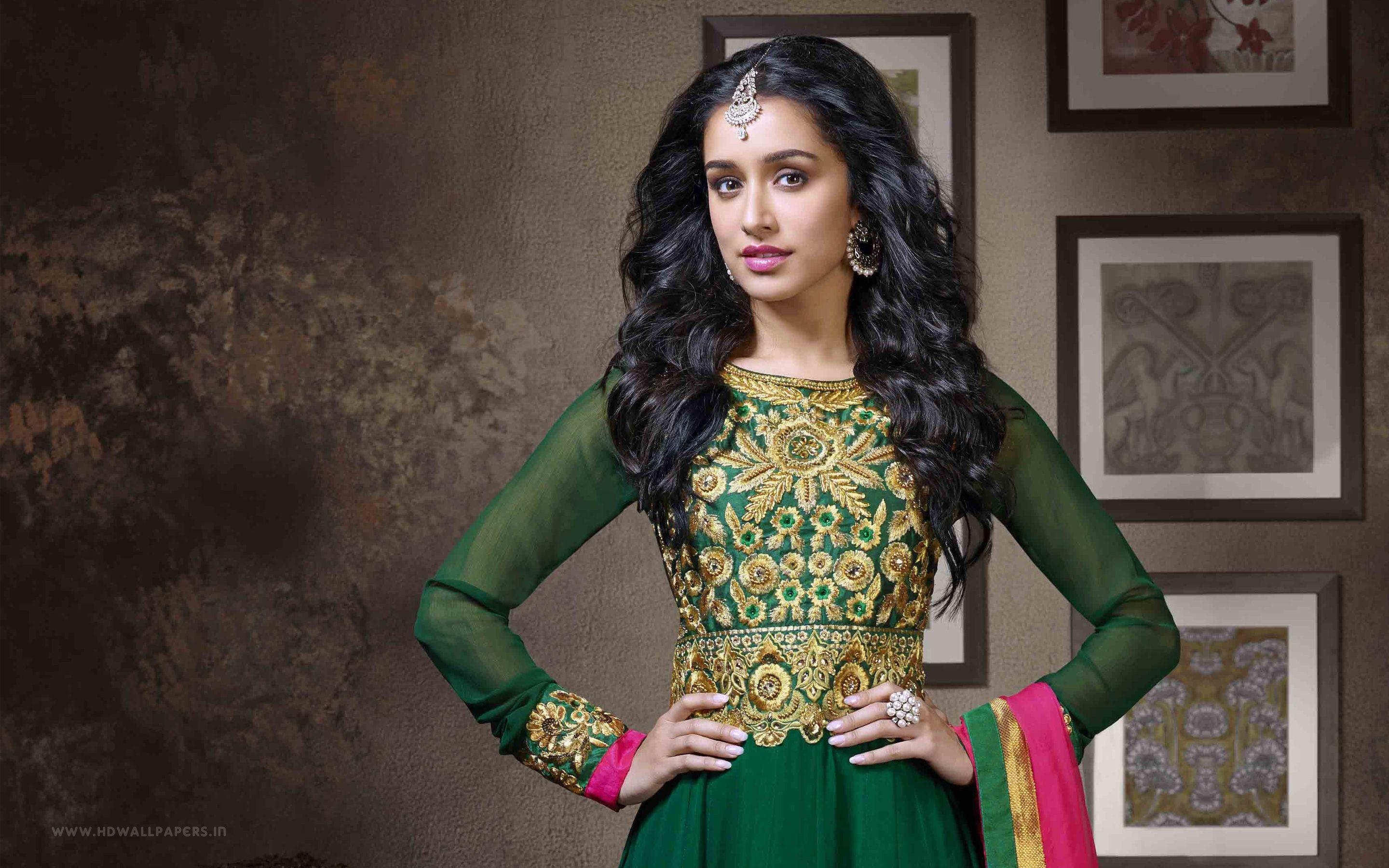 2880x1800 Shraddha Kapoor Green Anarkali Wallpaper, Desktop