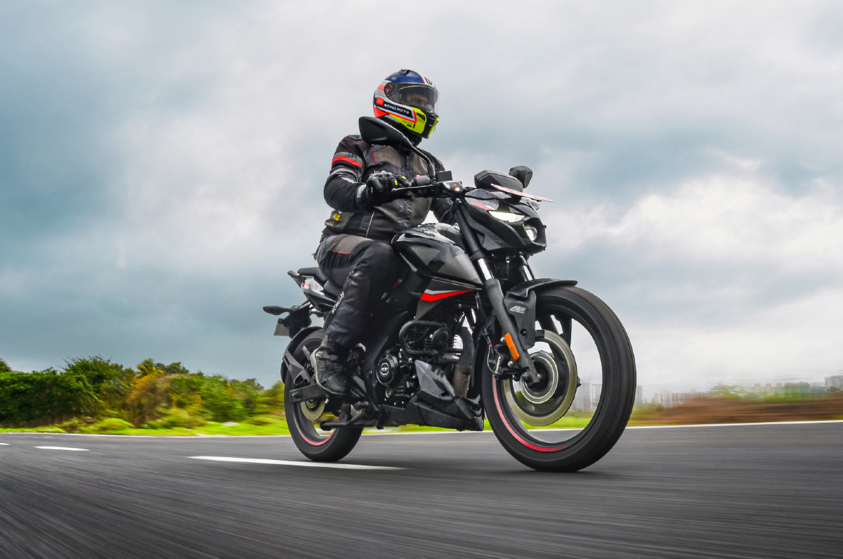 1200x800 Bajaj Pulsar N160 review, test ride: specifications, engine, features tested, Desktop