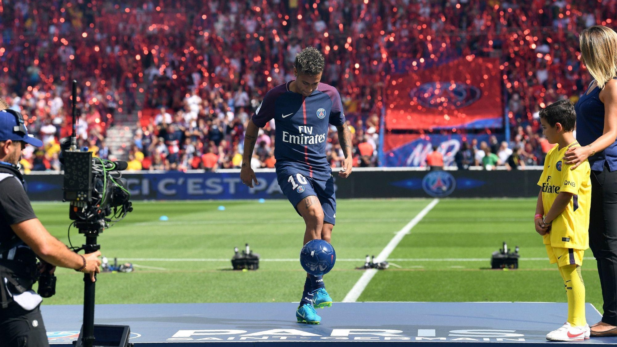 2000x1130 Ligue 1: Neymar proves to be PSG's man to watch in the stands, Desktop