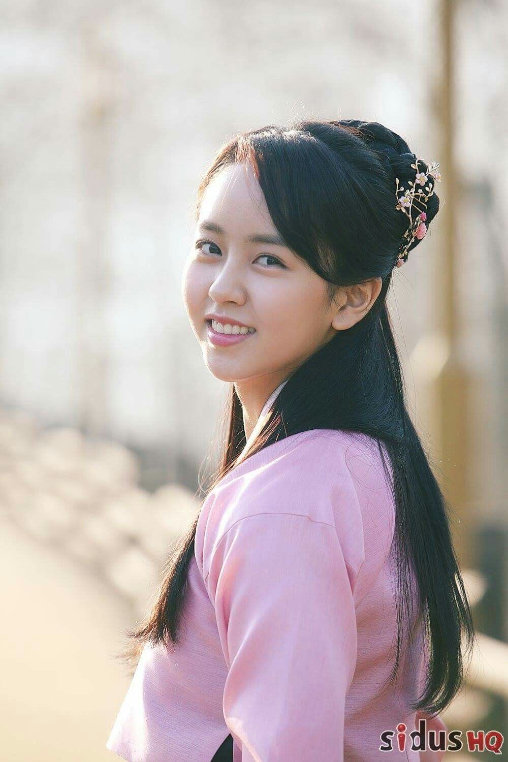 1000x1500 Kim So Hyun, Phone