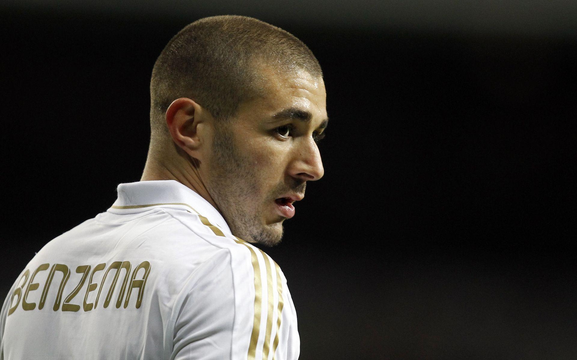 1920x1200 The player of Real Madrid Karim Benzema on the black background, Desktop