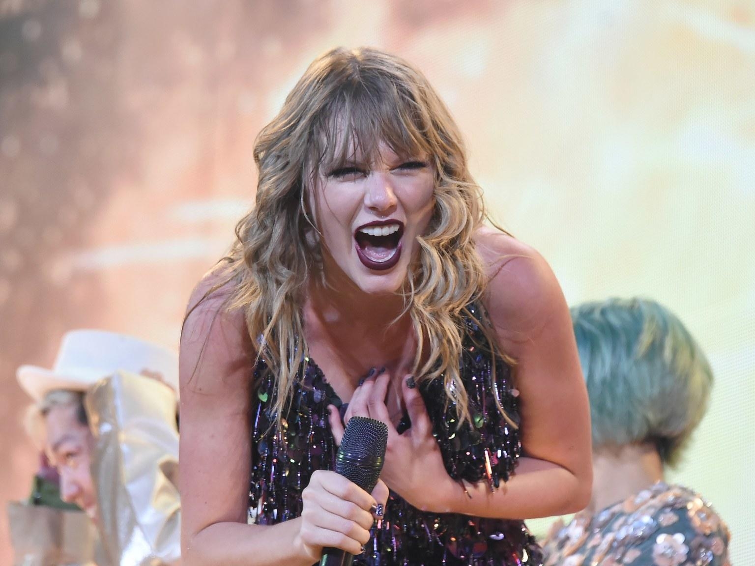 1540x1160 Taylor Swift's Sudden Flurry of Instagram Activity Sparks, Desktop