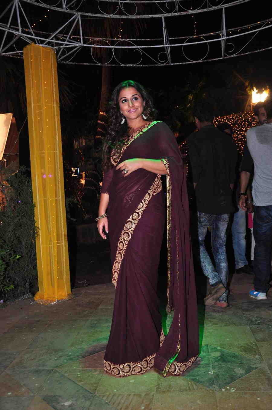 900x1360 Bollywood Actress Vidya Balan Wet In Transparent Saree Indian Hollywood Movies Updates, Branding Online and Actress Gallery, Phone