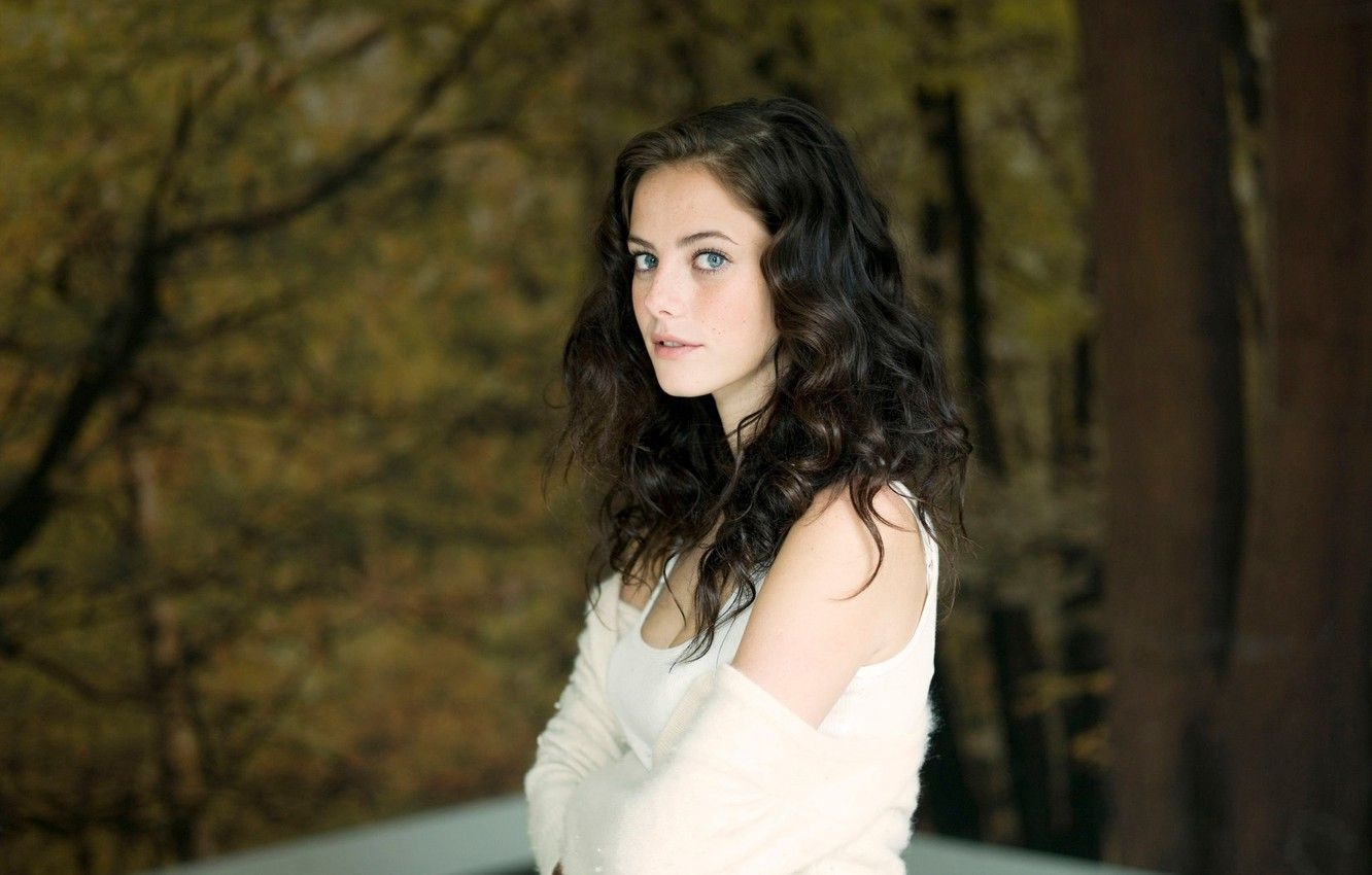 1340x850 Wallpaper pose, actress, Kaya Scodelario image for desktop, Desktop