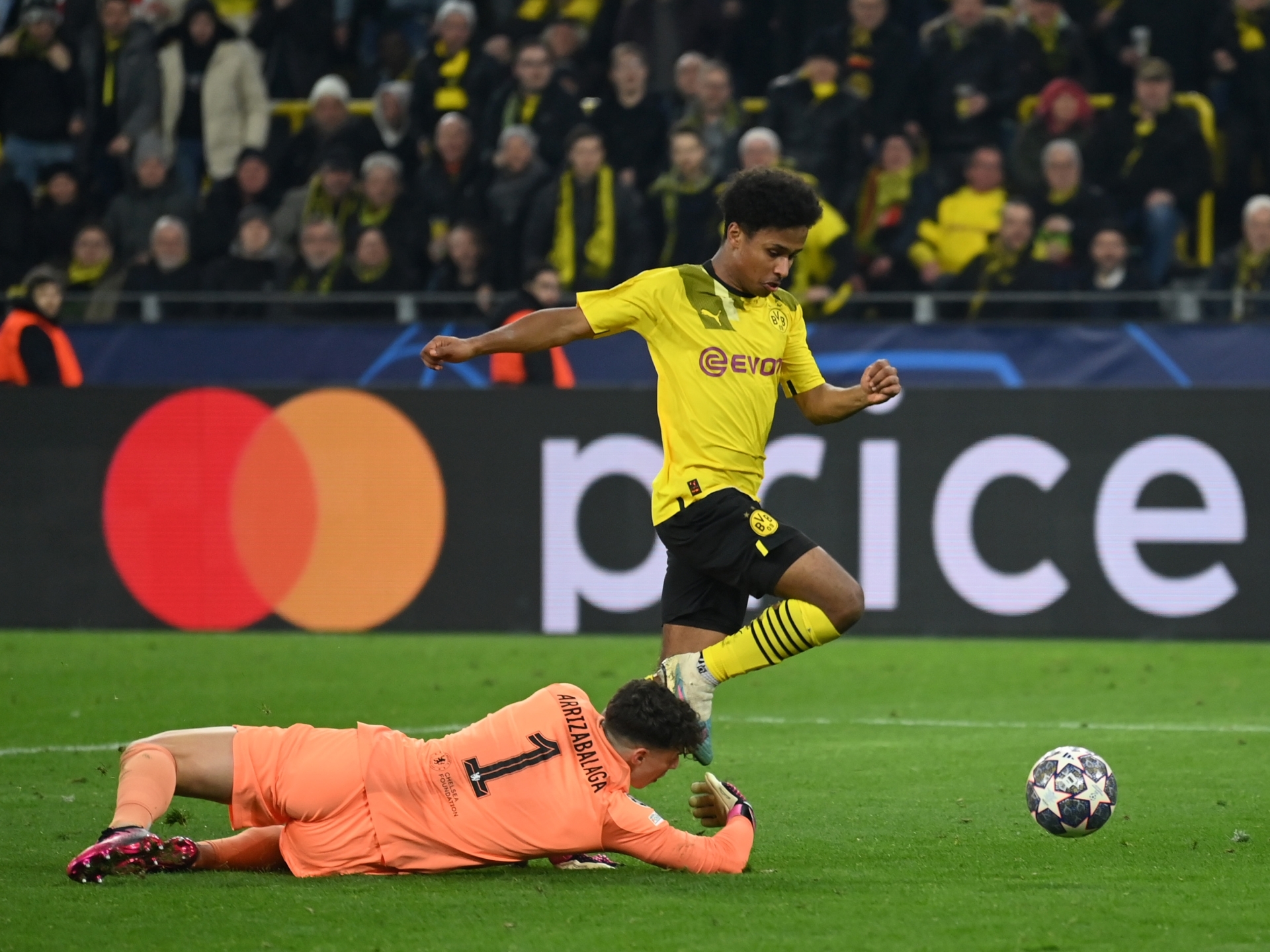 1920x1440 Chelsea lack clinical edge as Karim Adeyemi roasts Enzo Fernandez to sprint 70 yards and score to put Borussia Dortmund in command, Desktop