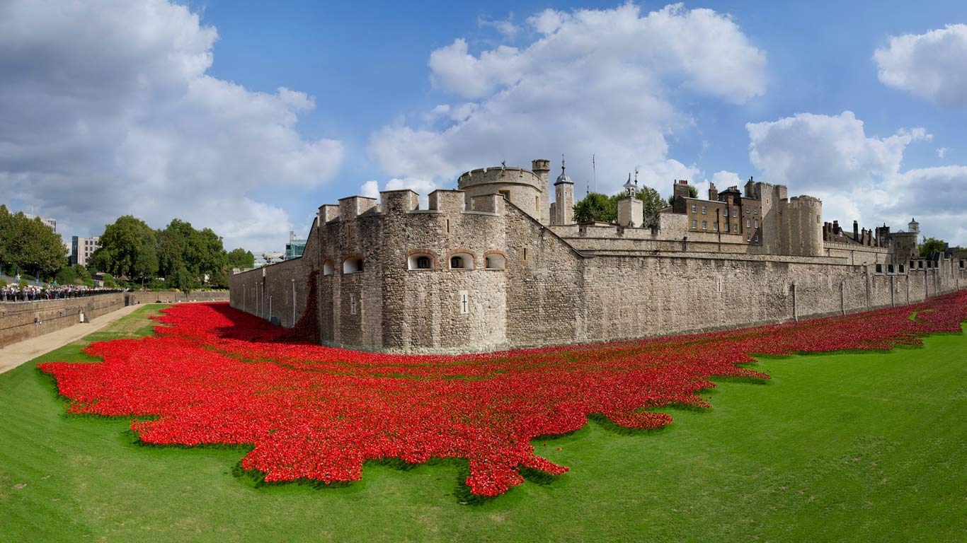 1370x770 Tower of London surrounded by ceramic poppies, art installation, Desktop