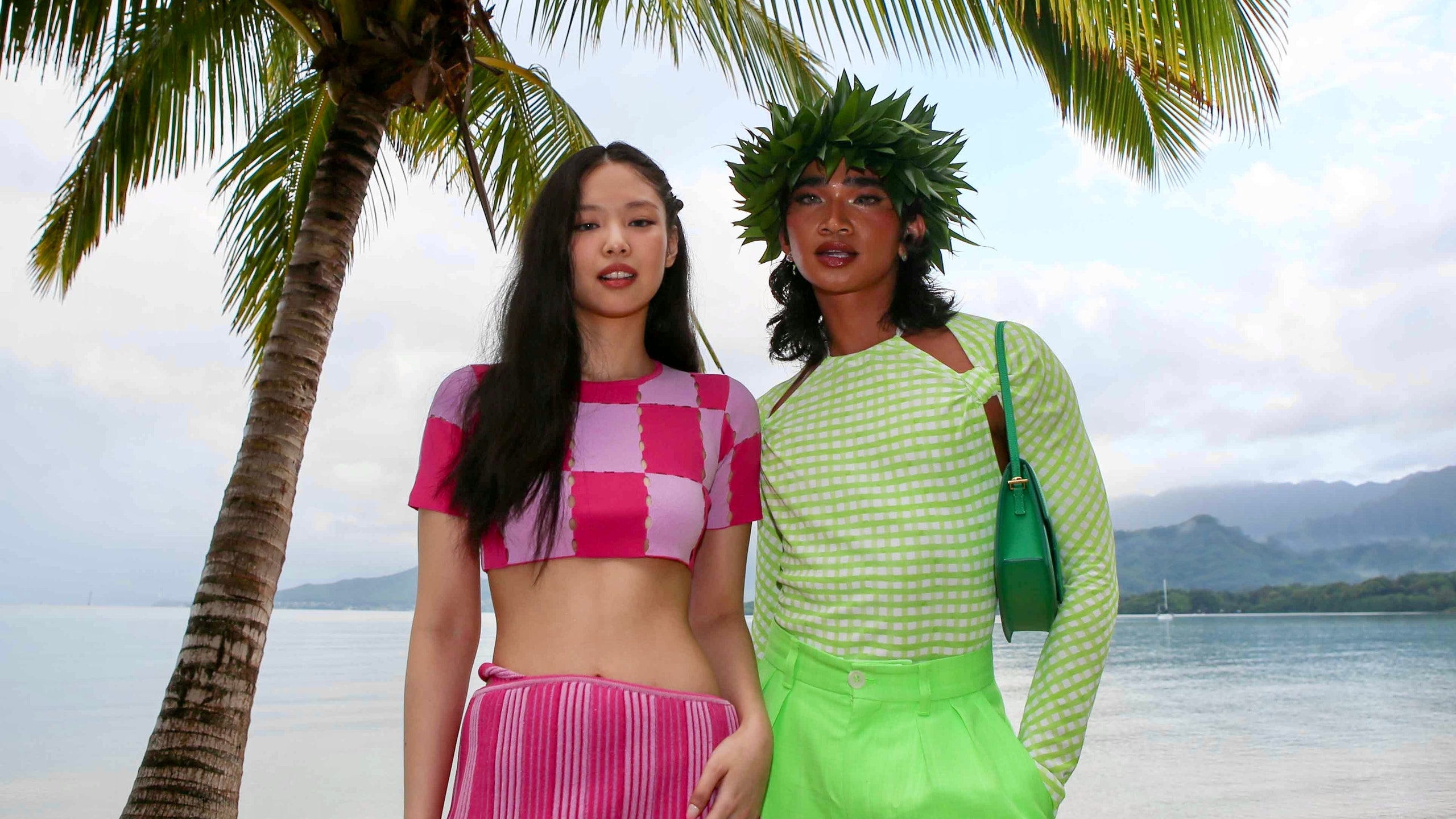 2560x1440 BLACKPINK's Jennie & Bretman Rock Met At Jacquemus Spring 2022 Ready To Wear Show In Hawaii, Desktop