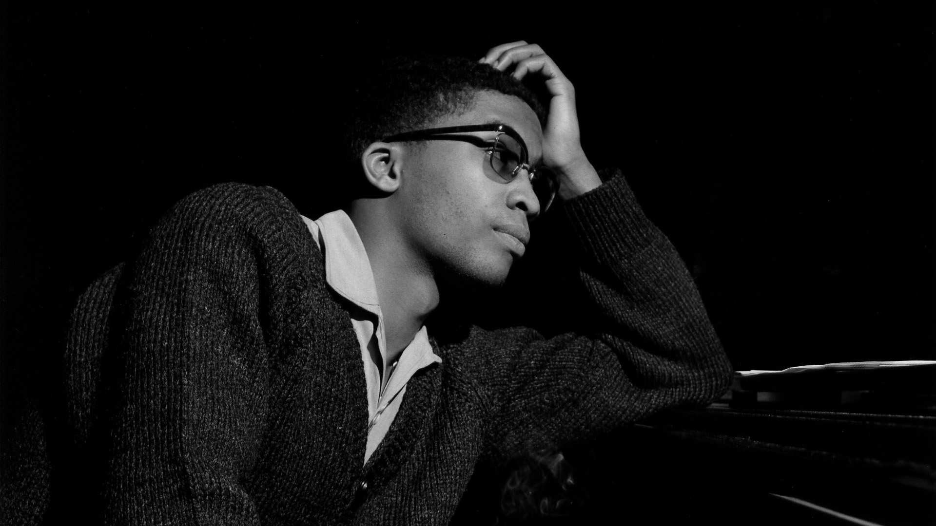 1920x1080 Wallpaper, herbie hancock, glasses, hand, sweater, look, Desktop