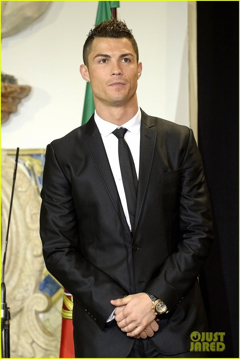 820x1230 Cristiano Ronaldo Receives a High Individual Order in Portugal!: Photo 3036757. Cristiano Ronaldo Picture, Phone