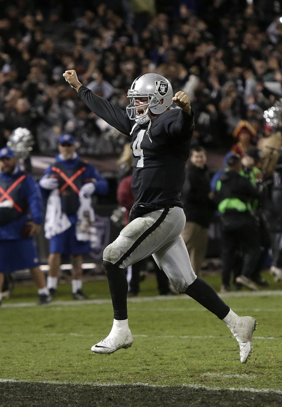 970x1400 Raiders win first game of season, 24- over Chiefs. Derek carr, Phone