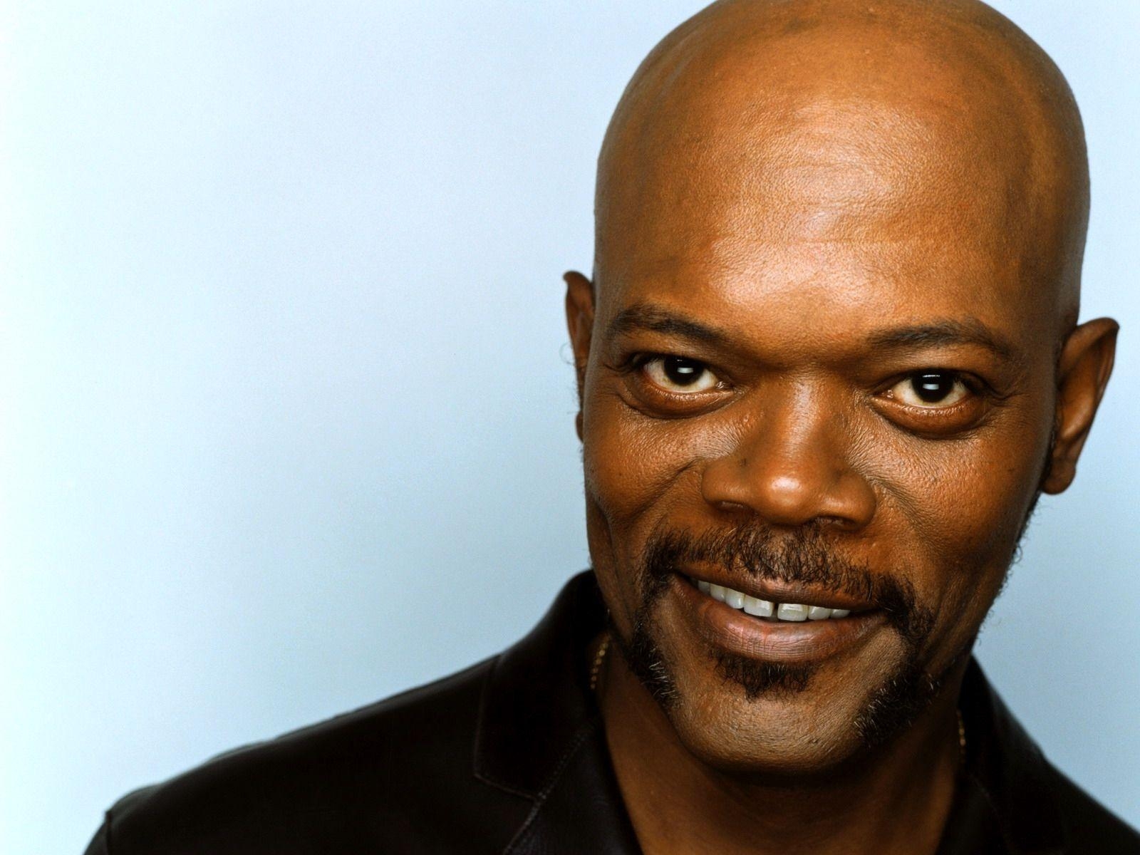 1600x1200 Download Wallpaper  Samuel L Jackson, Brown Eyed, Smiling, Desktop