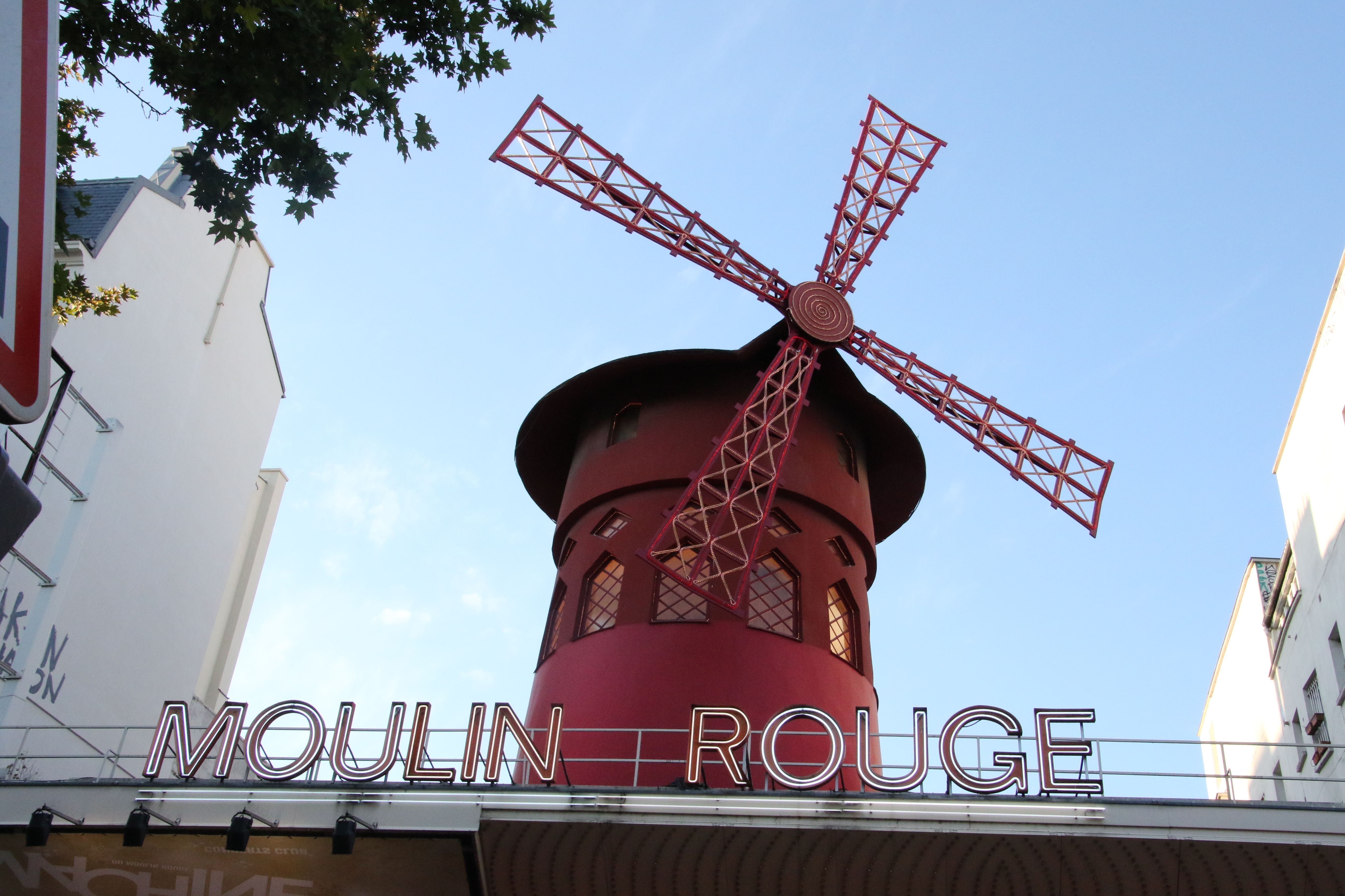 5480x3650 Sisalto wallpaper: red travel show france moulin, Desktop