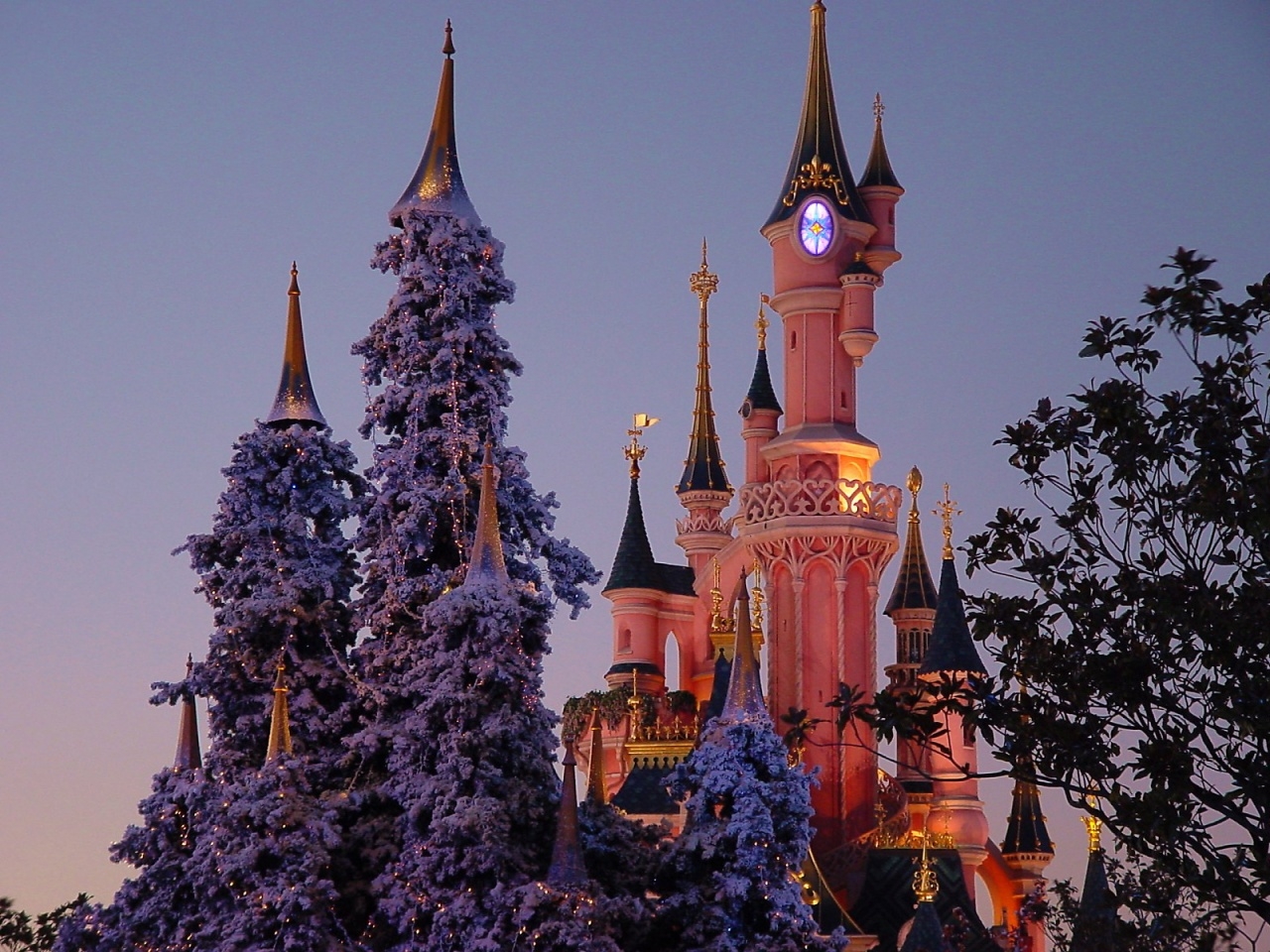 1280x960 Disneyland in winter desktop PC and Mac wallpaper, Desktop