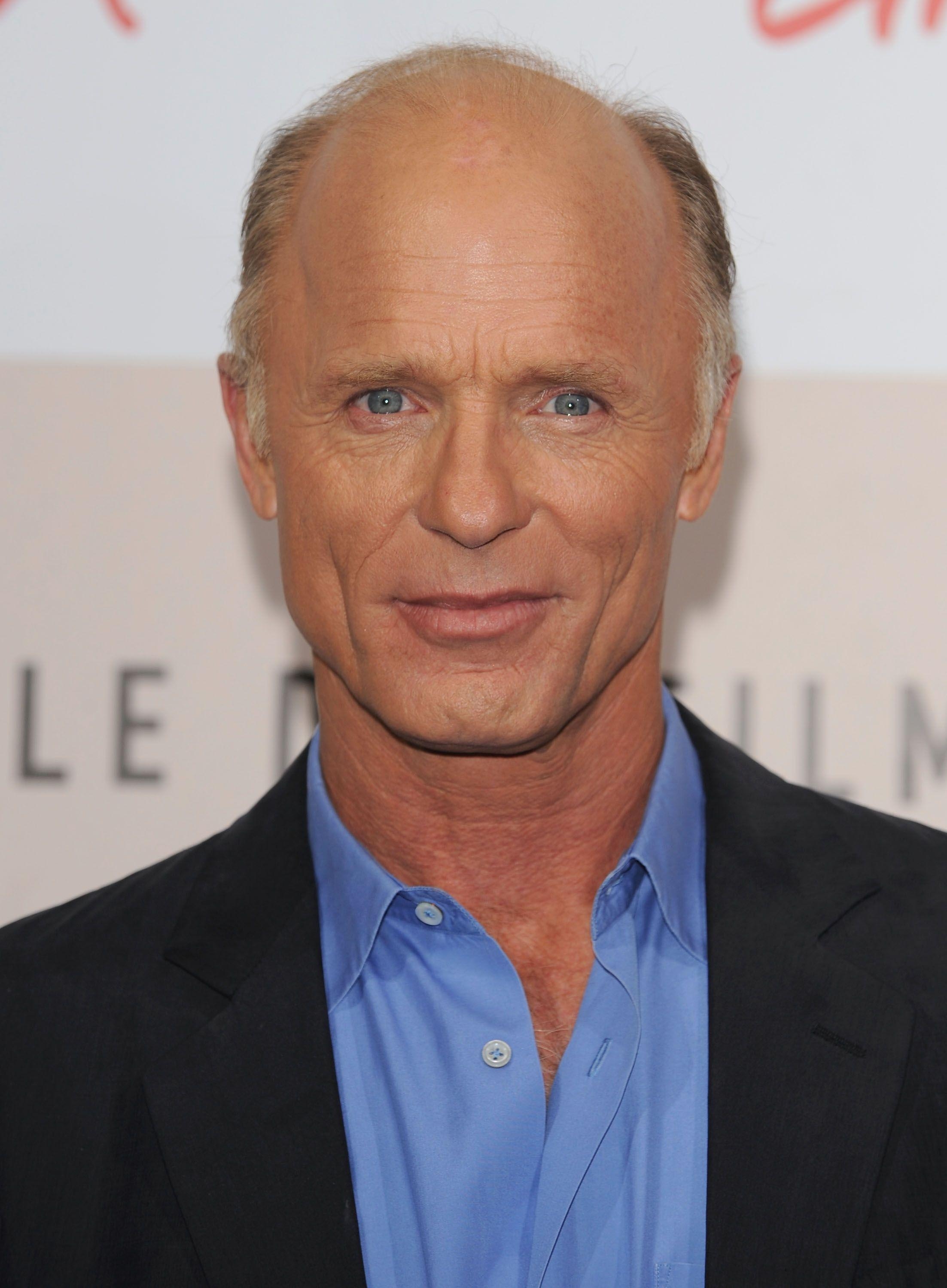 2210x3000 Ed Harris -Golden Globes- Game Change. Award Winners. Bald, Phone