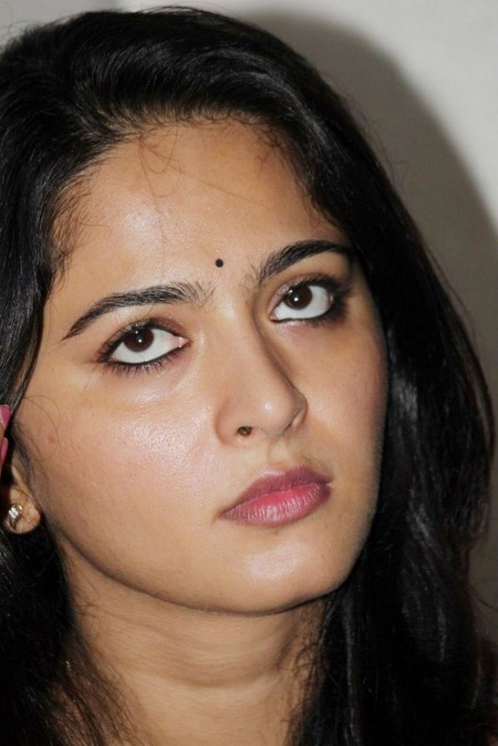 1030x1540 South Actress Anushka Shetty Hot Face Close Up Photo, Phone