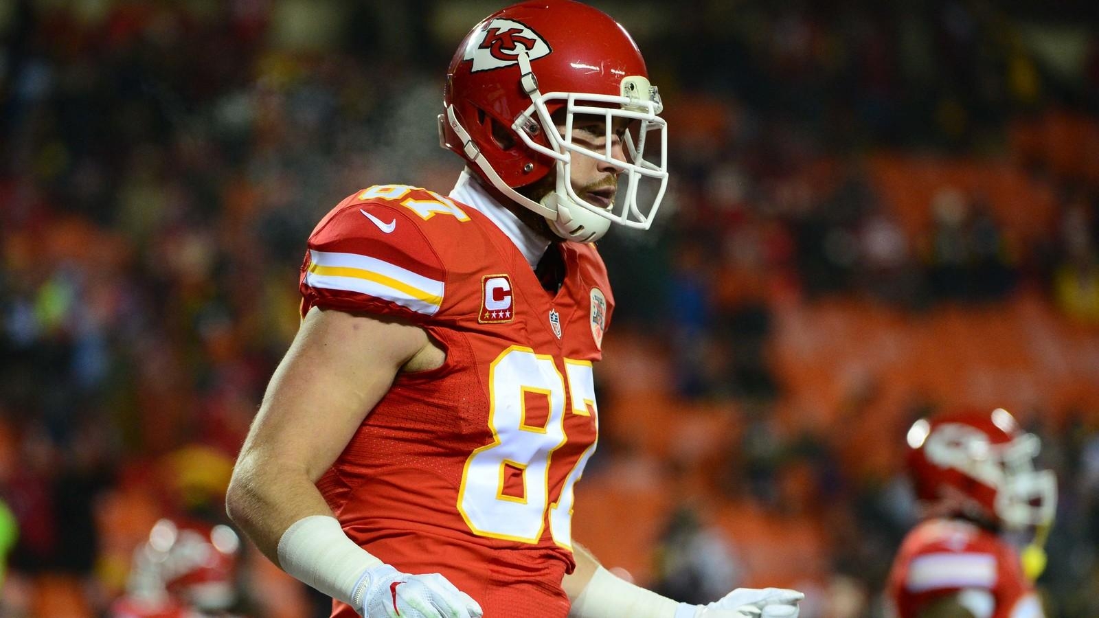 1600x900 Chiefs line up Travis Kelce as quarterback in wildcat, Desktop