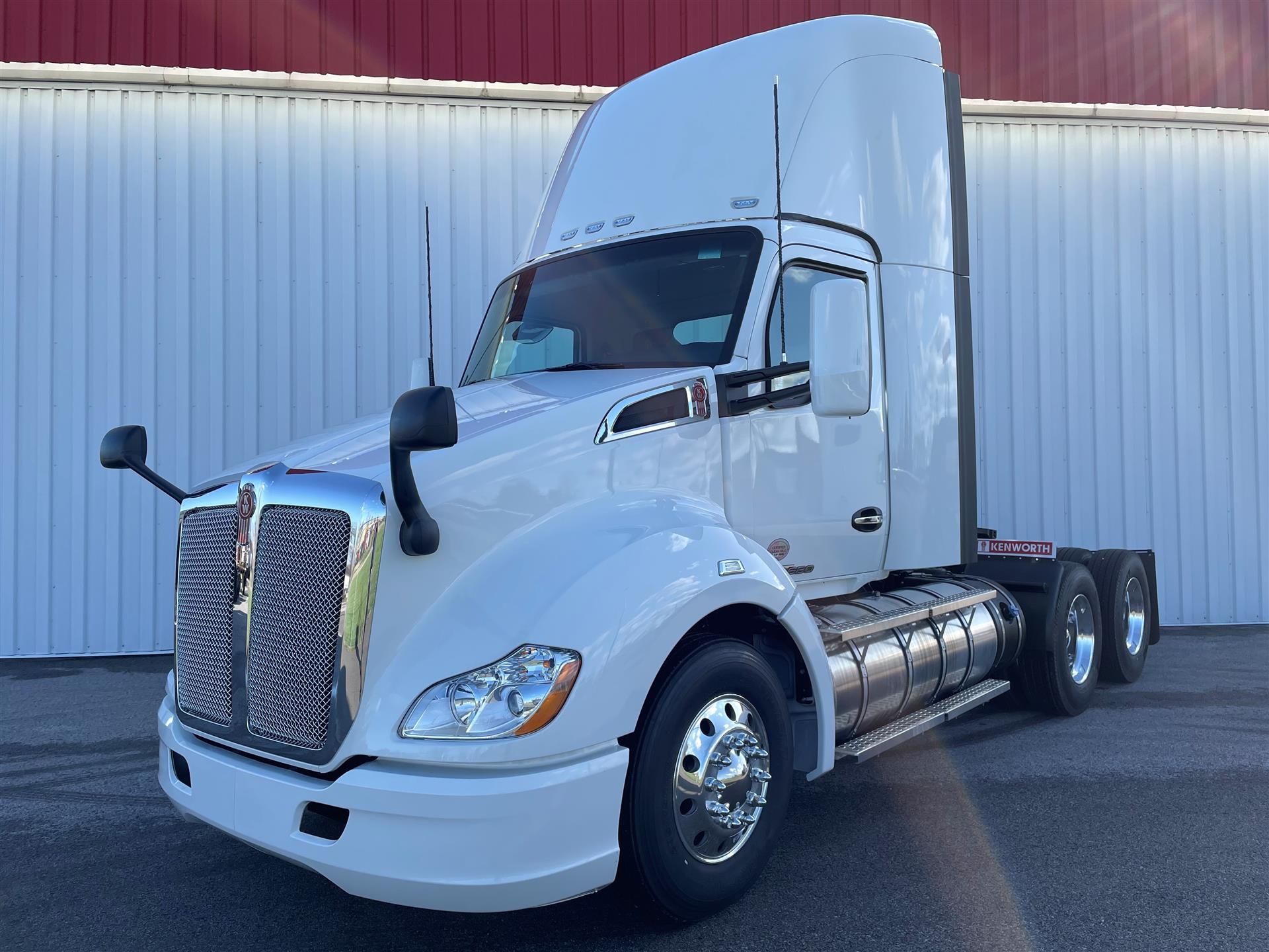 1920x1440 Kenworth T680 Semi Trucks in Troy, IL, Desktop