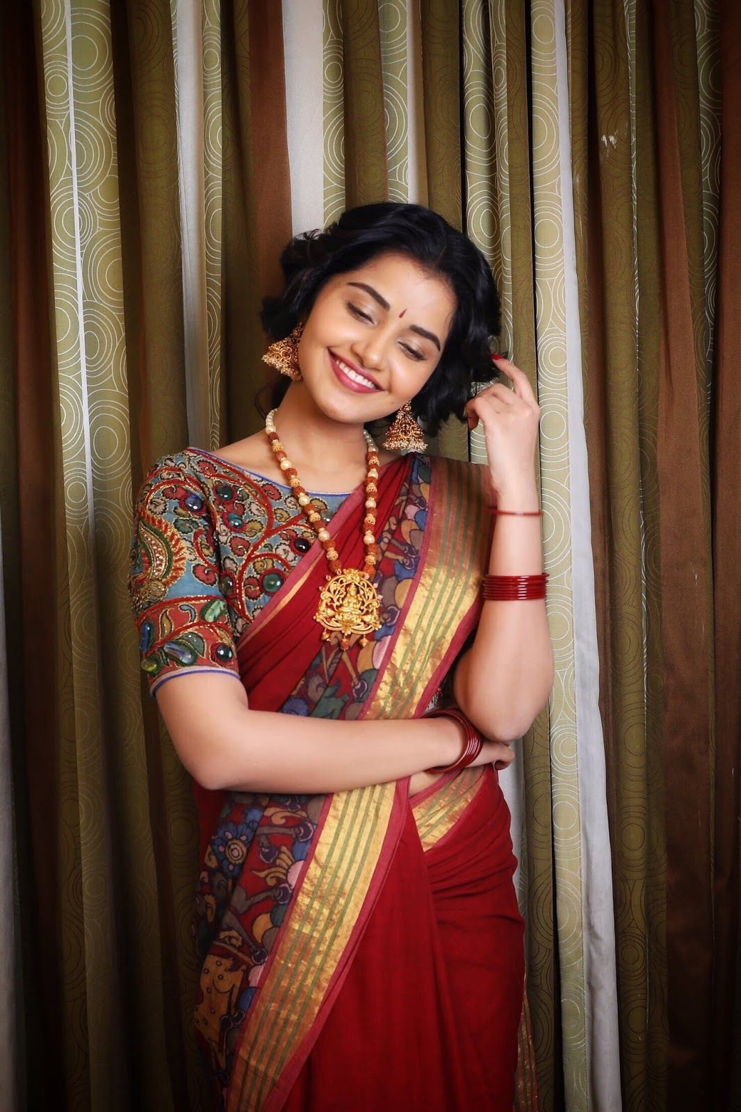 1070x1600 Anupama Parameswaran Gorgeous in Saree Photo, Phone