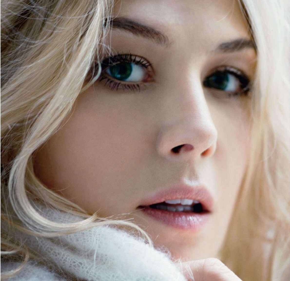 1190x1160 Rosamund Pike, Desktop