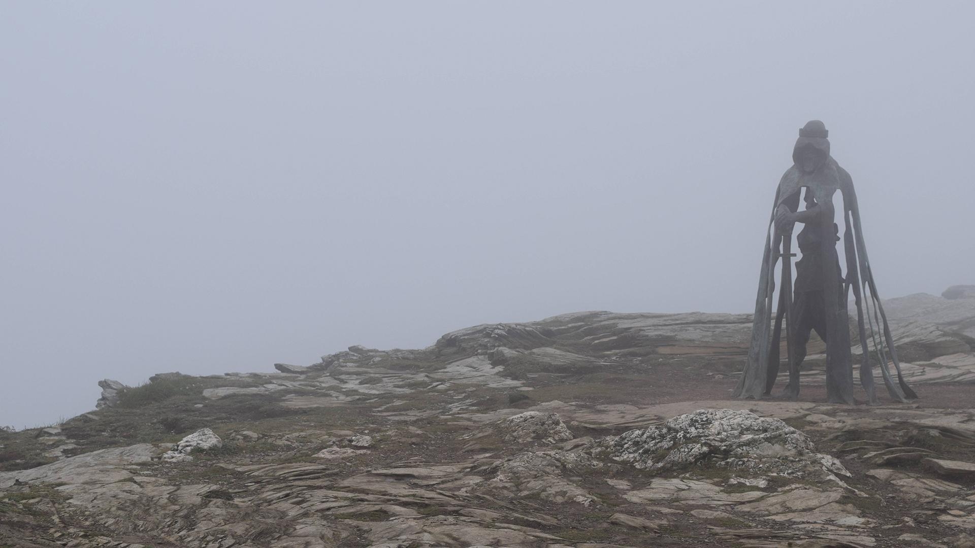 1920x1080 King Arthur Statue in Mist, Desktop