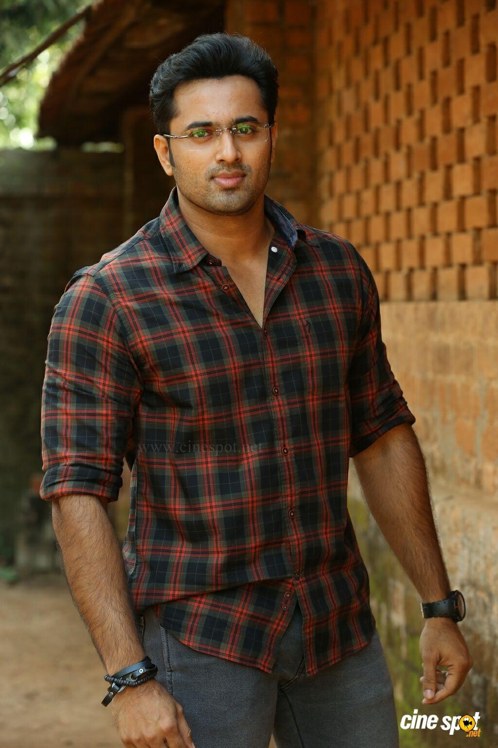 1030x1540 Unni Mukundan in Chanakya Thanthram (12), Phone