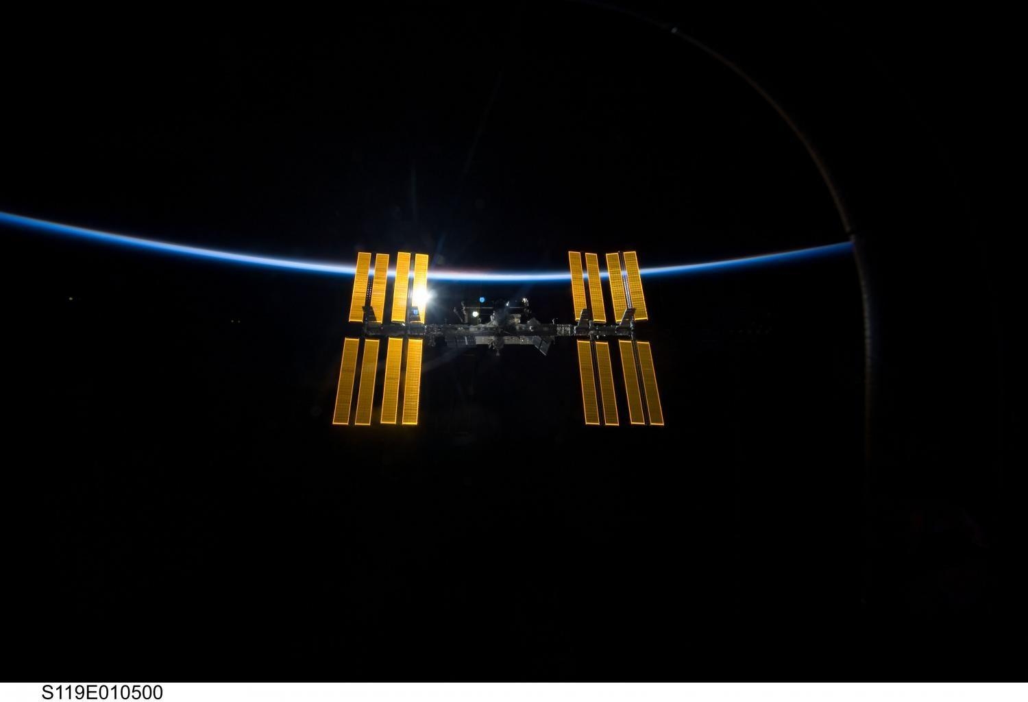 1500x1030 Crew of three docks at International Space Station, Desktop