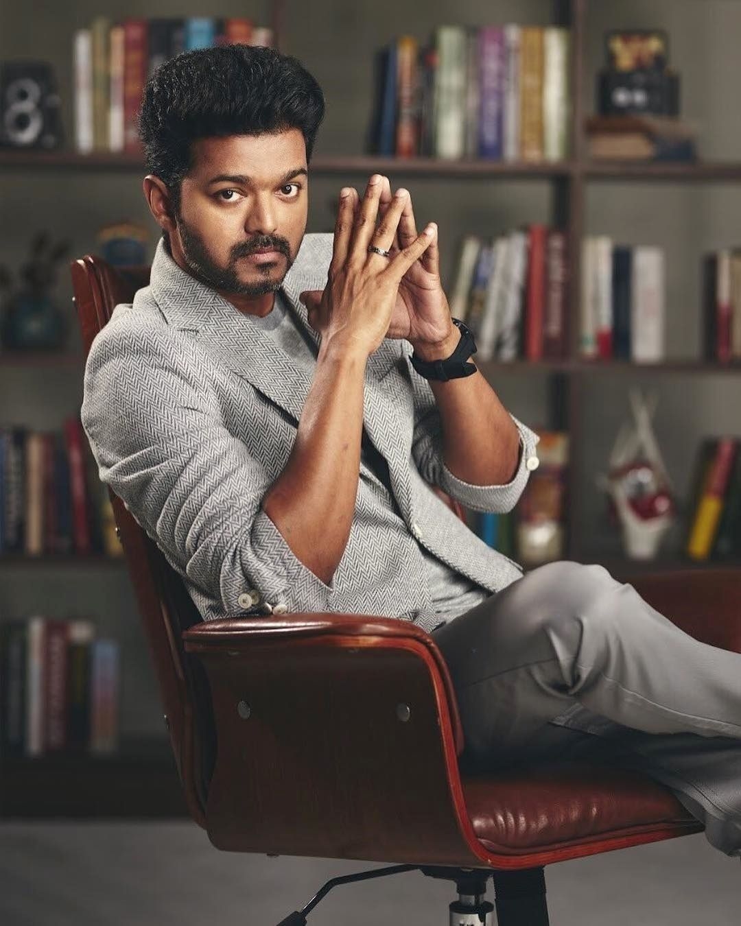 1080x1350 New stills of #Thalapathy #Vijay in Sarkar. Looking stylish! #thalapathyvijay #actorvijay #sarkar. Surya actor, Actor photo, Actor picture, Phone