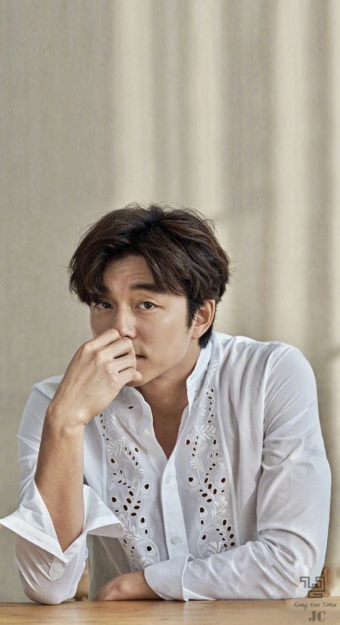 690x1270 Harper's Bazaar Phone Wallpaper. Gong yoo smile, Gong yoo, Goong yoo, Phone