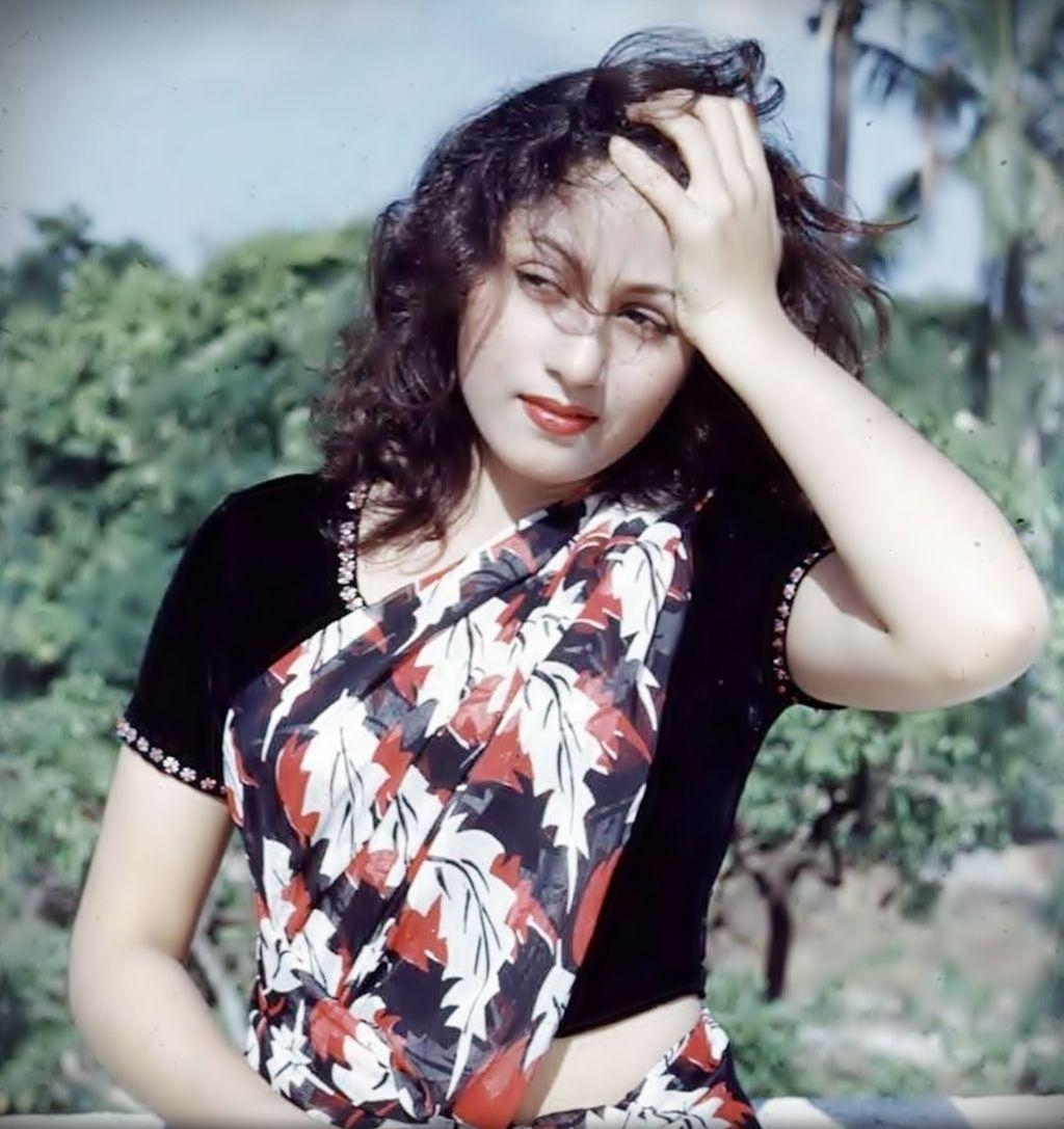 1030x1090 Madhubala, Phone