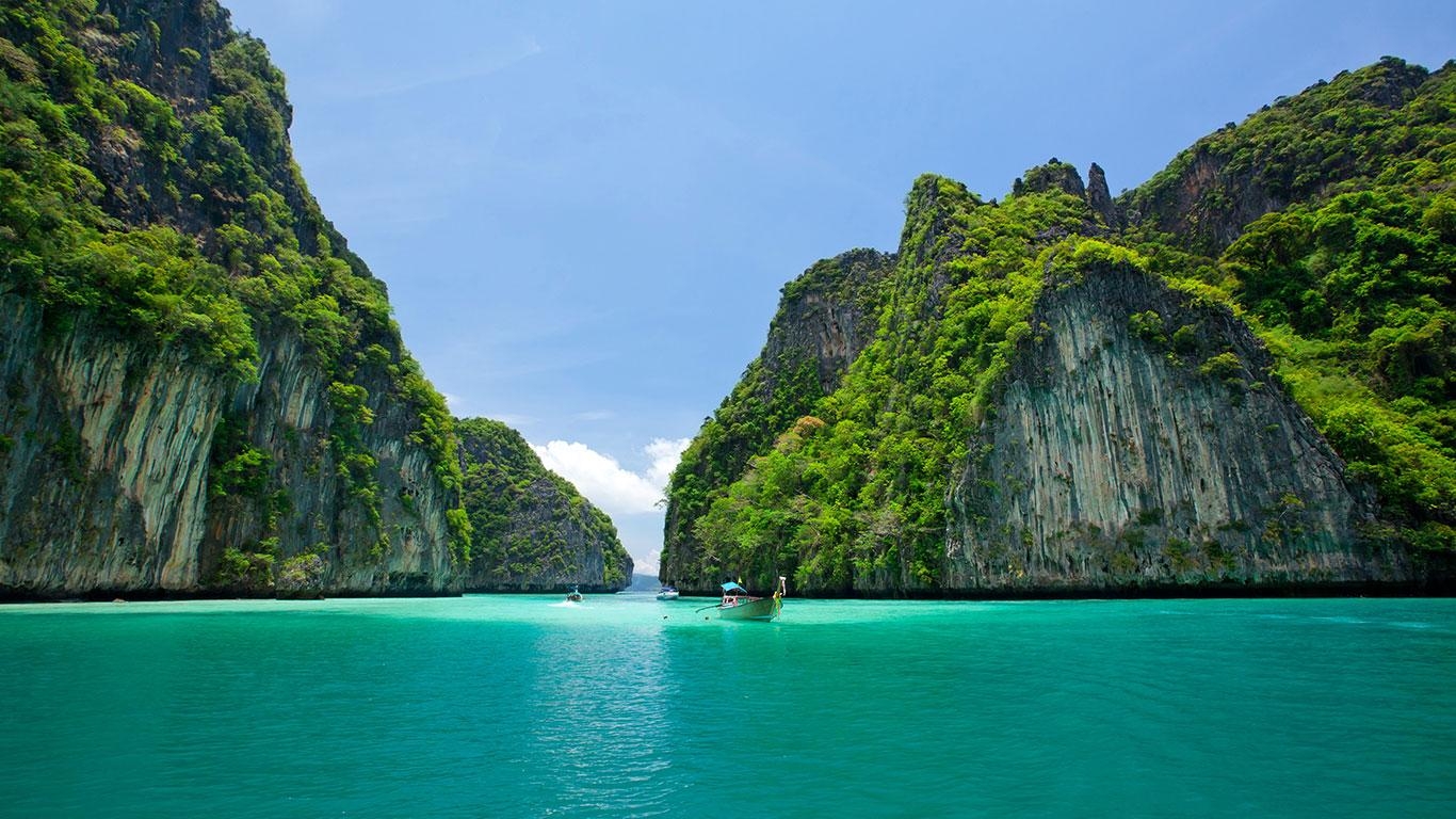 1370x770 Attractions In Raja Ampat Island, Desktop