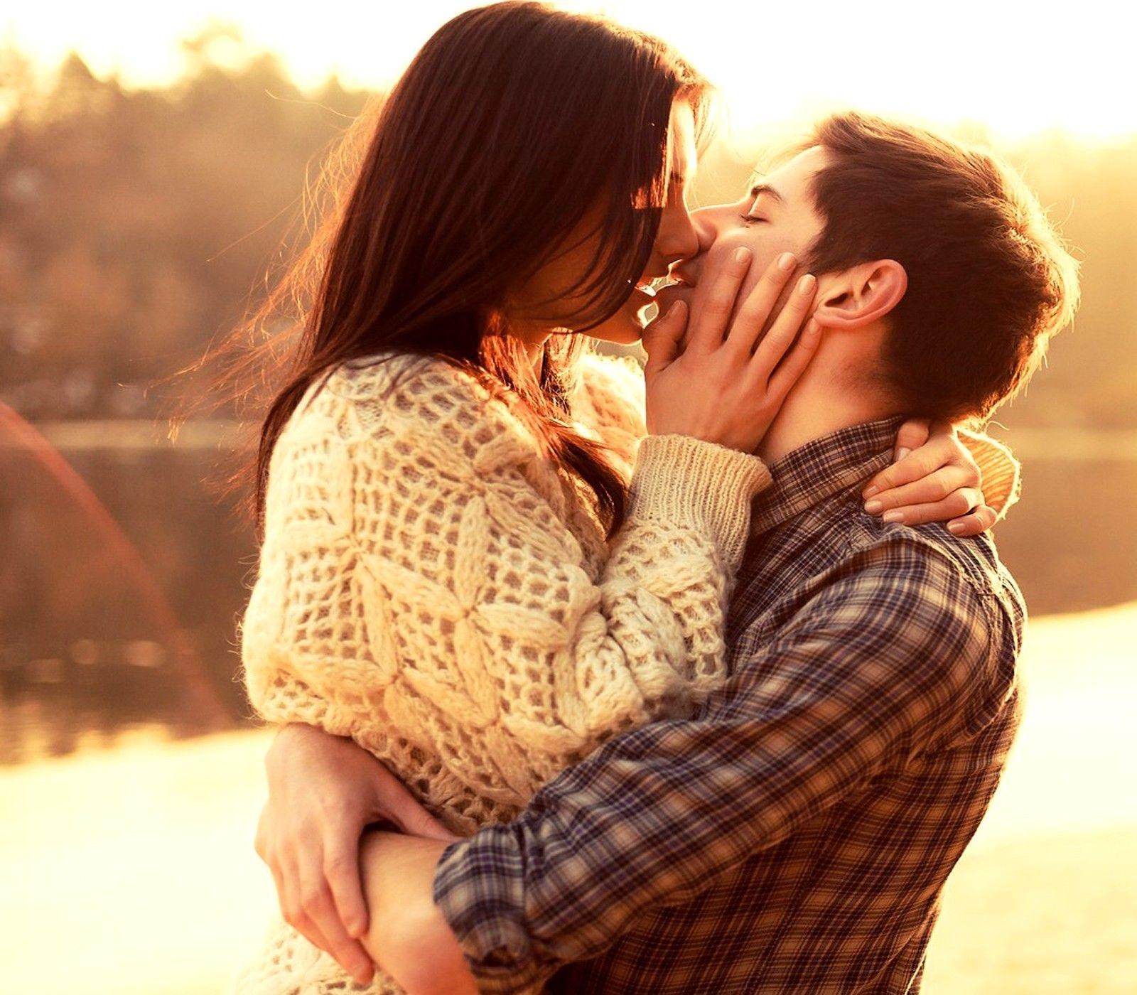 1600x1400 cute love couple kissing whatsapp dp 2015. Romantic Love Couple, Desktop