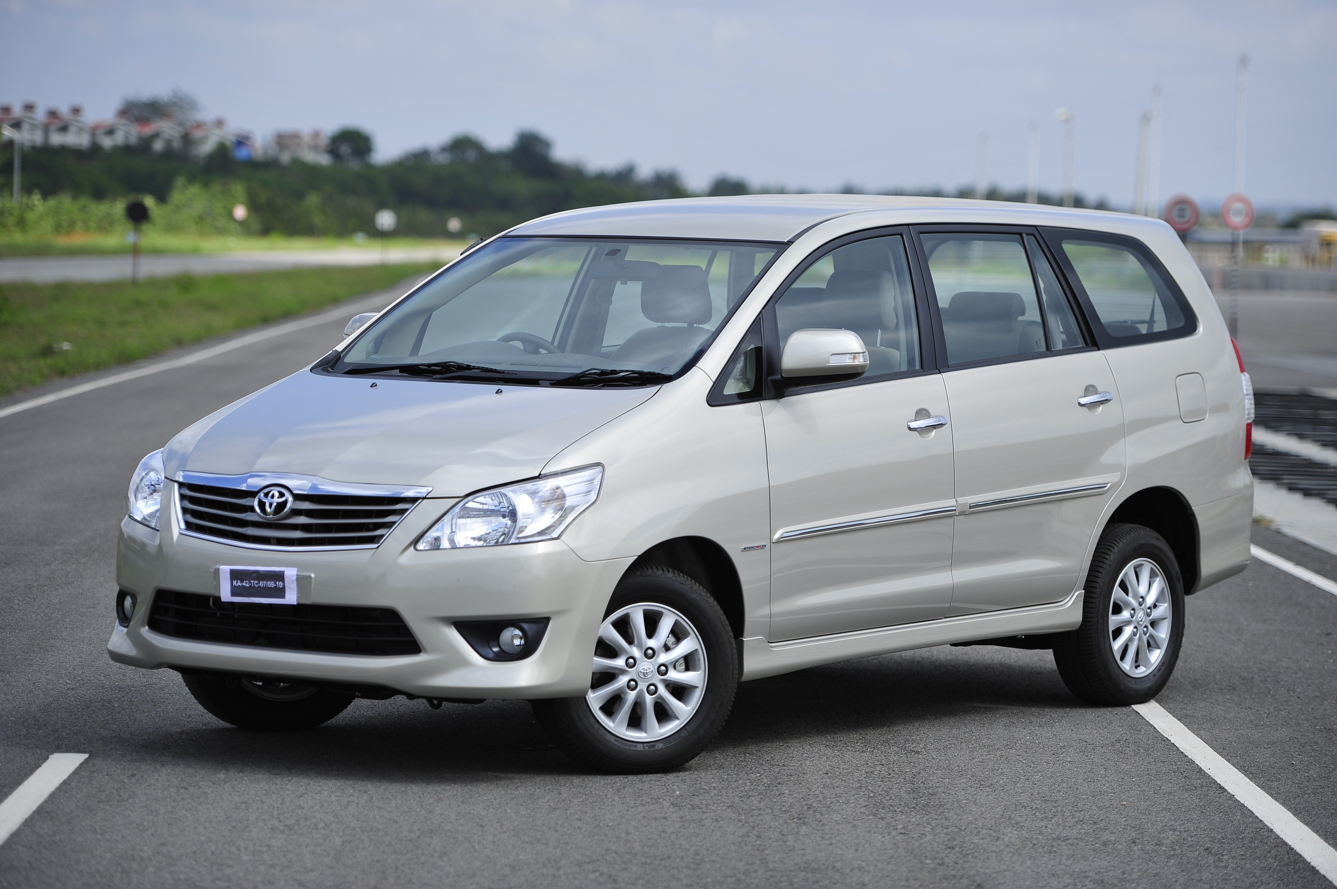 4260x2840 Toyota Innova Travel Services, Desktop