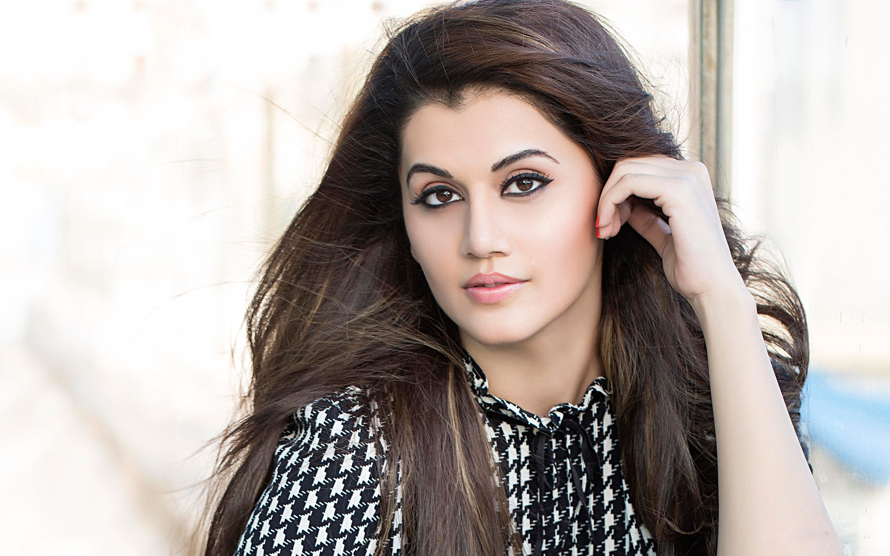 2880x1800 Taapsee Pannu Latest News, Movies, Biography, Photo, Videos, Desktop