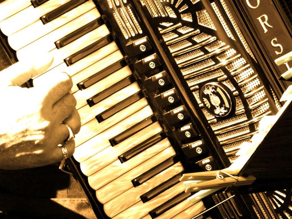 1030x770 Playing the accordion, Desktop