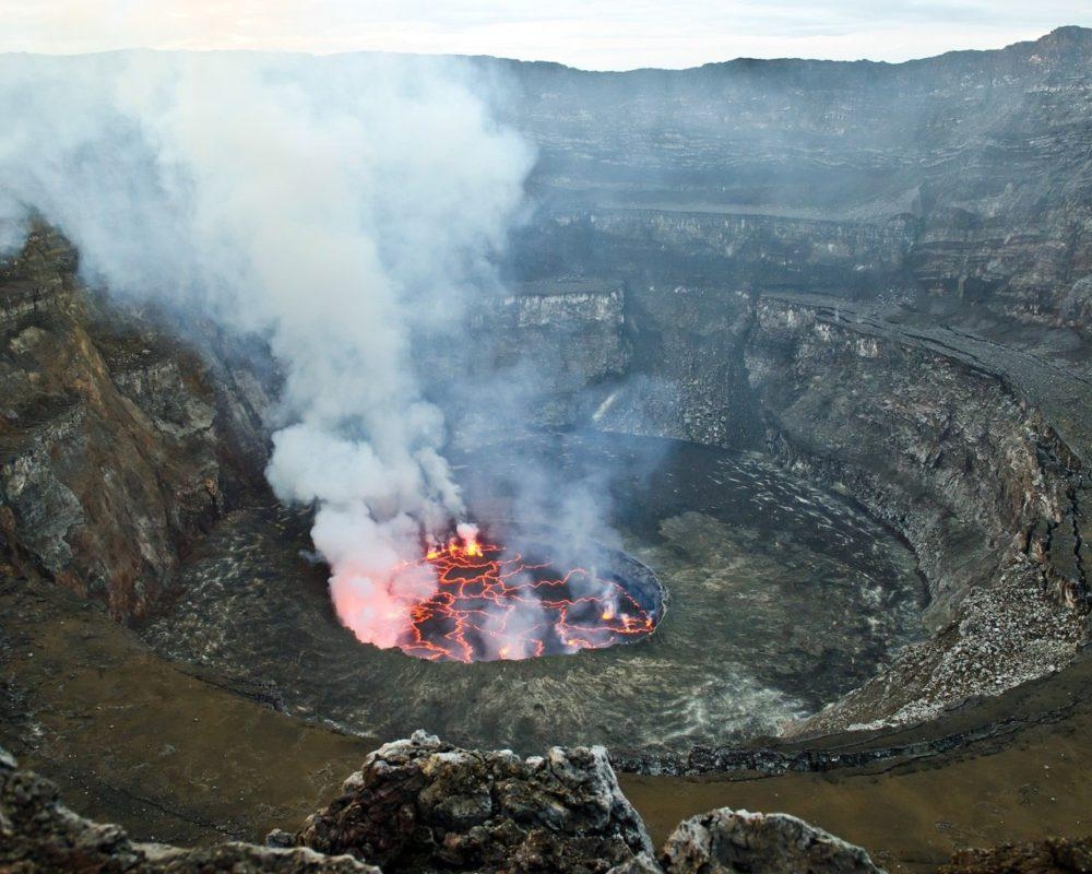 1000x800 Uganda Gorillas and Mount Nyiragongo Volcano, Desktop