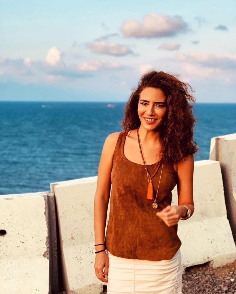 820x1030 Ertugrul Actress Ezgi Esma Kürklü Thanked Pakistani Fans, Phone