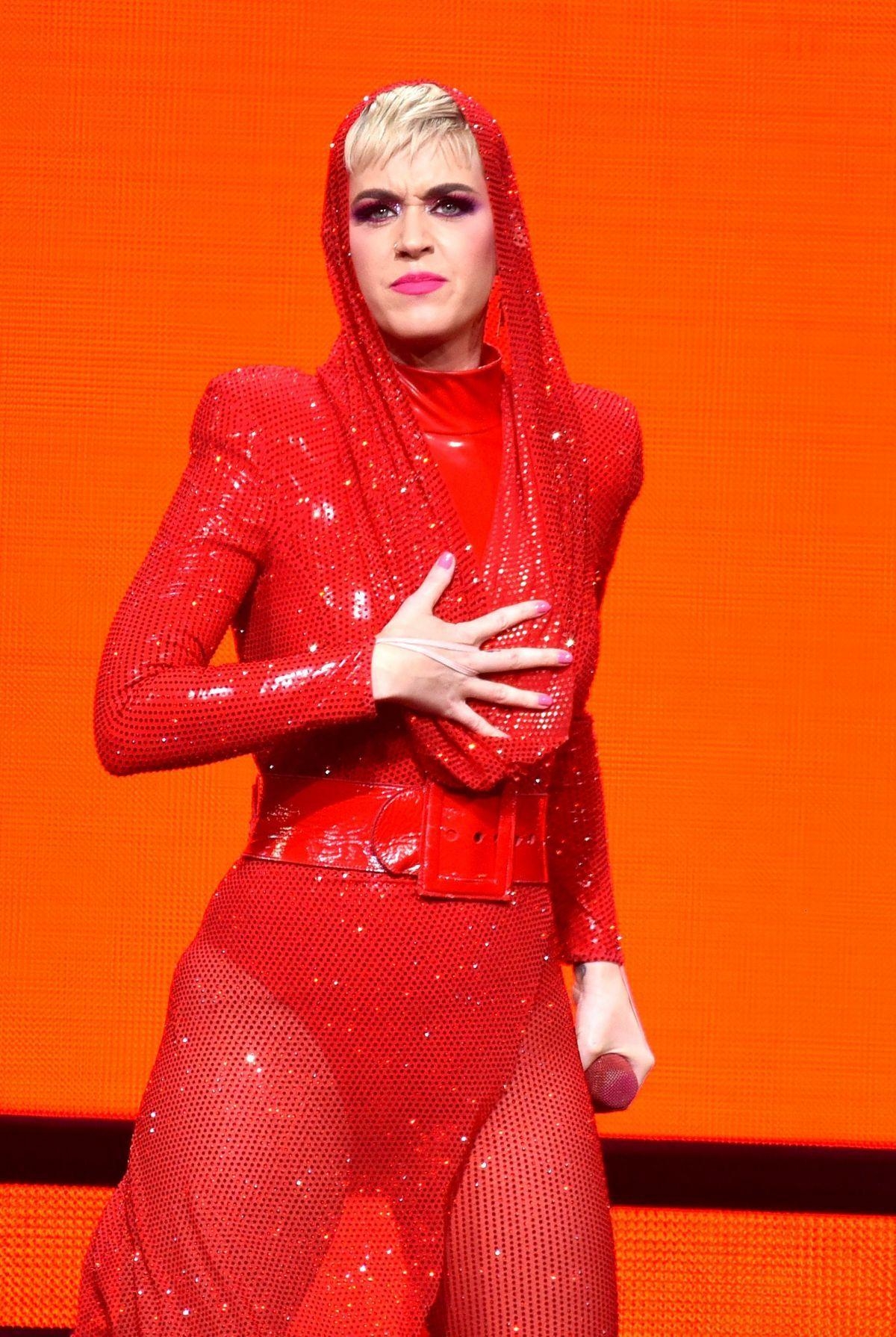 1200x1790 KATY PERRY Performs at Witness Tour at Portland's Moda Center 02, Phone