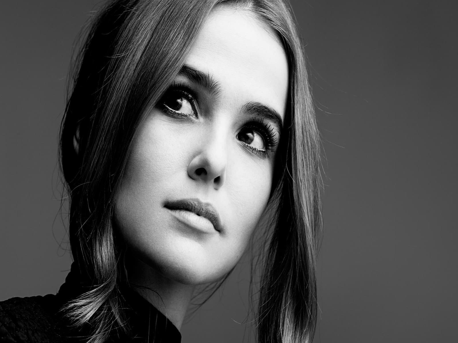 1600x1200 zoey deutch black and white background wallpaper high quality, Desktop