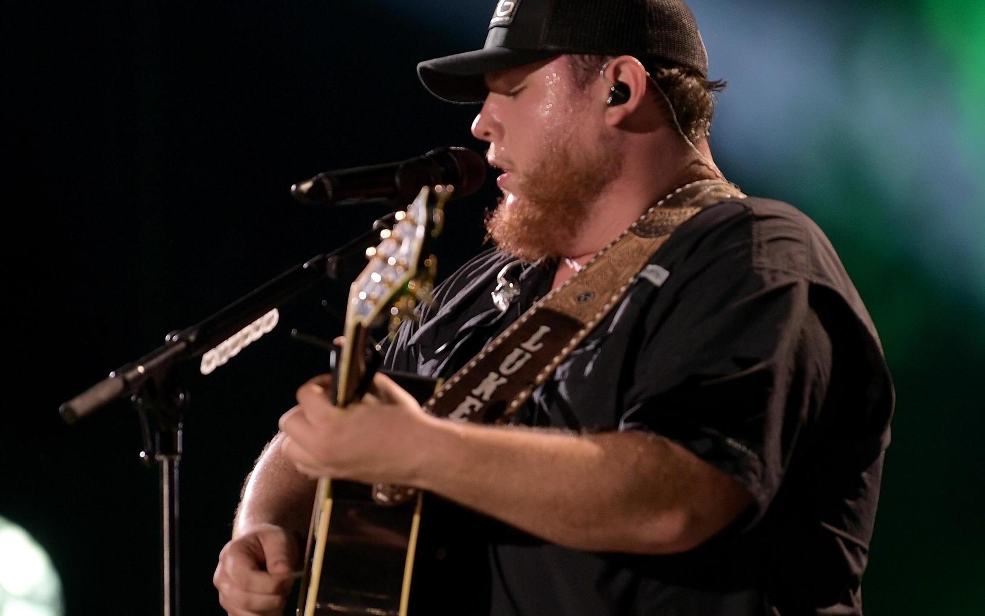 1920x1200 Luke Combs in Duluth (AMSOIL Arena), Desktop