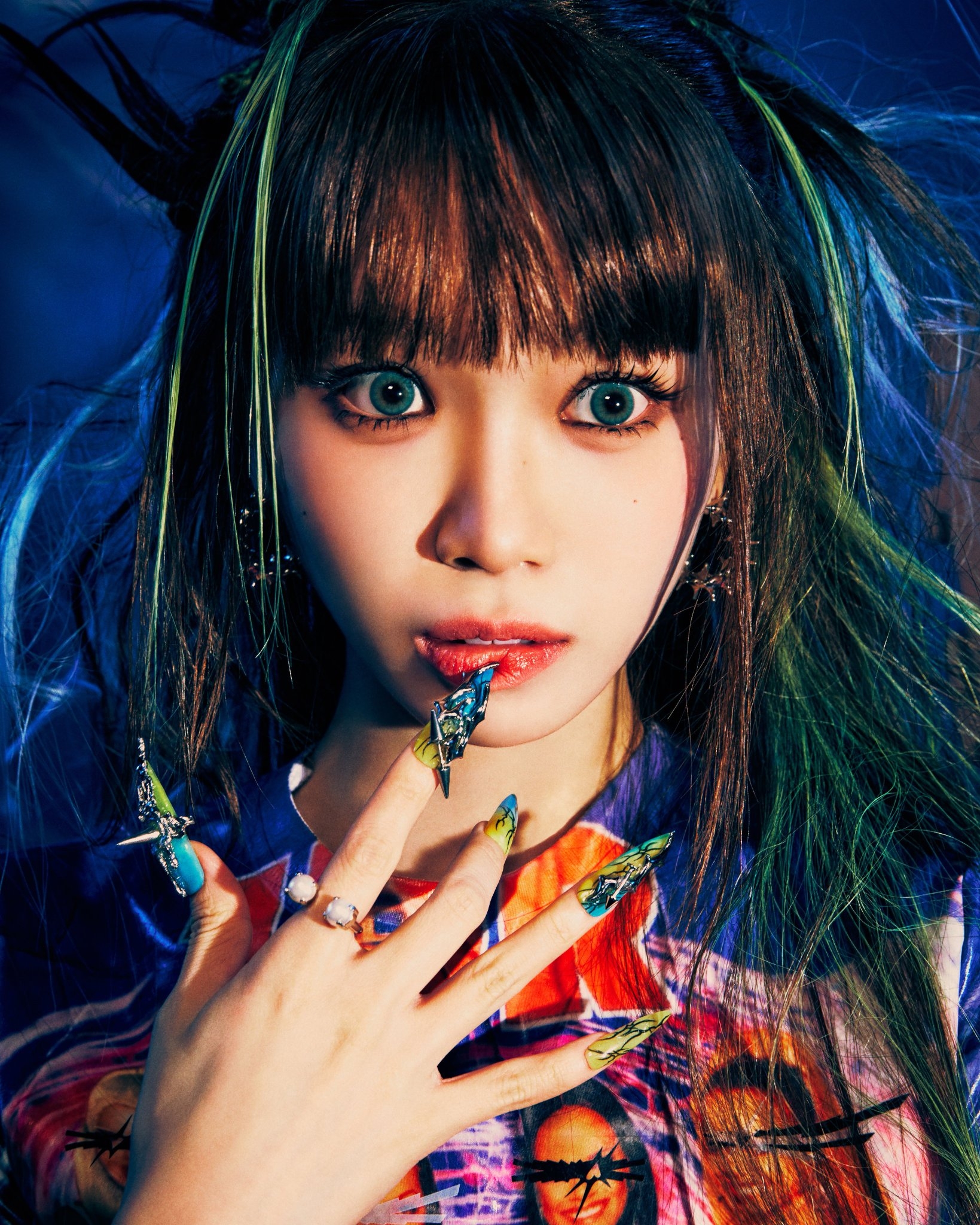 1640x2050 KIM CHAEWON for 4th mini album, 'CRAZY, Phone