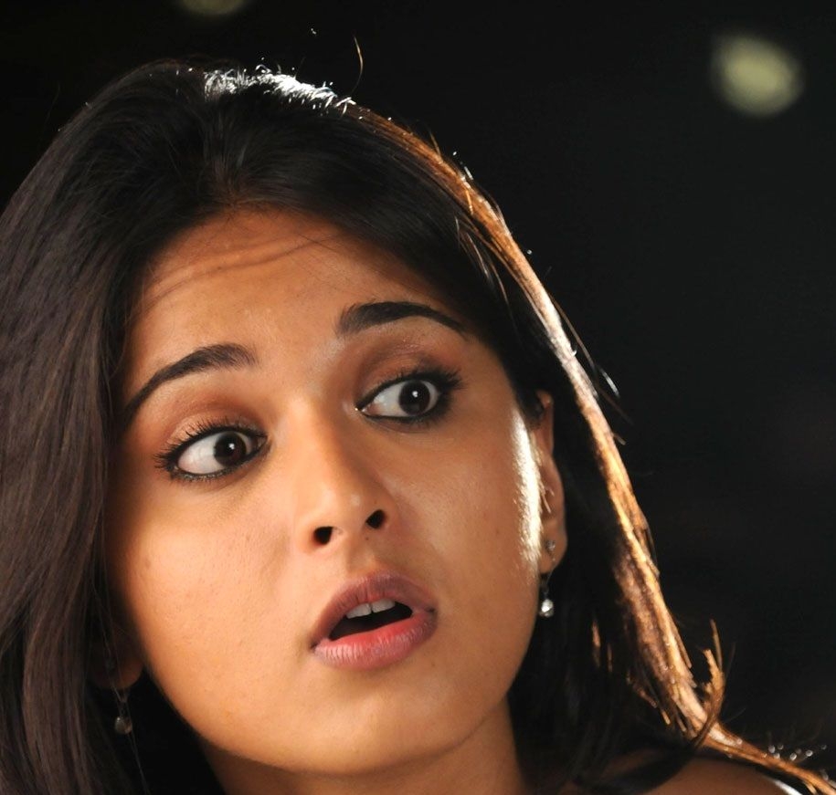 920x880 Actress Anushka Shetty Cute Funny Face Photo. Funny face photo, Desktop