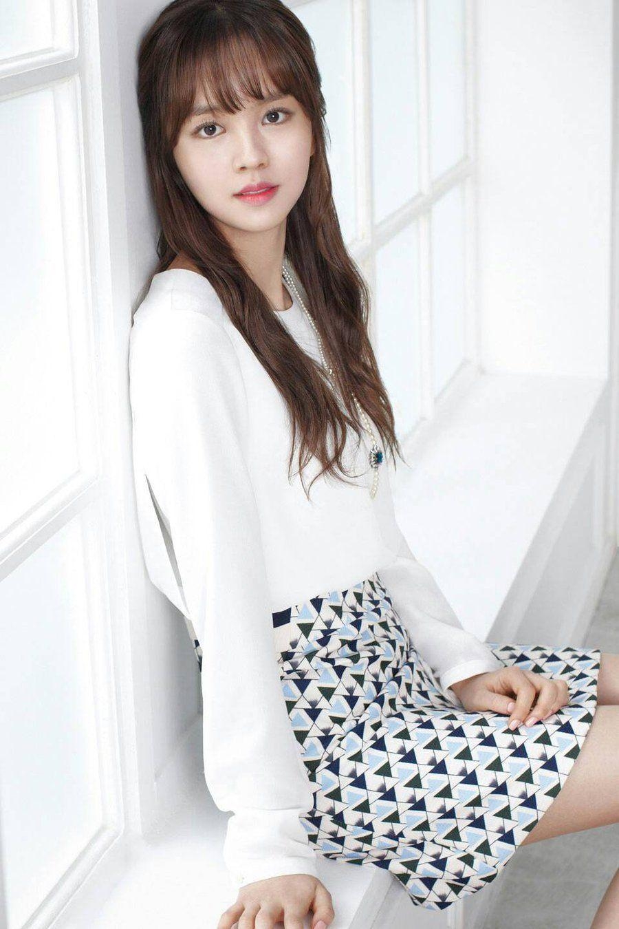 900x1350 Kim So Hyun, Phone