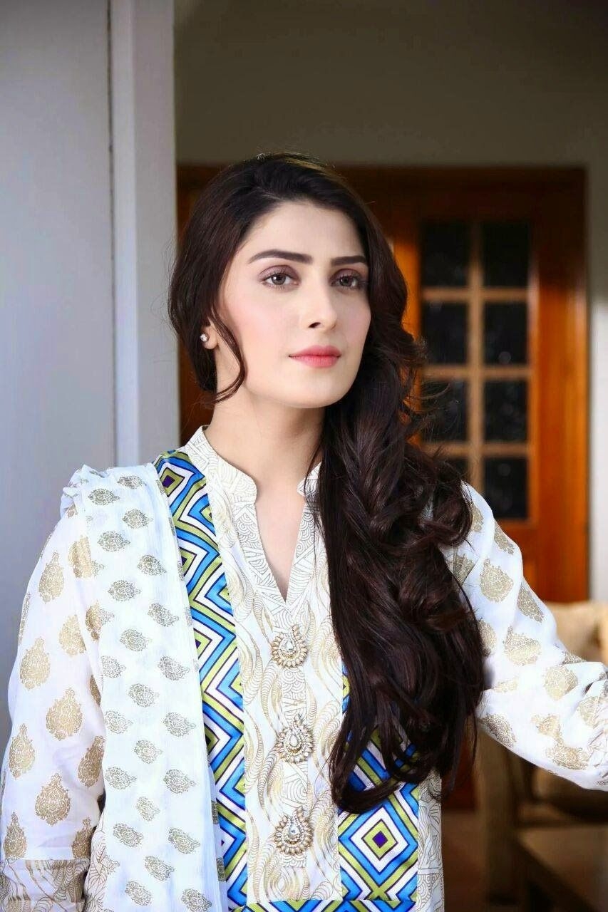 860x1280 Wall Hit: Ayeza Khan, Phone