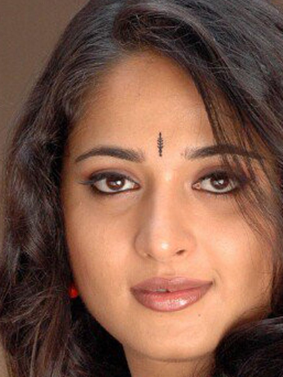 900x1200 Anushka Shetty Oily Face Rare closeup Stills. Latest Indian, Phone