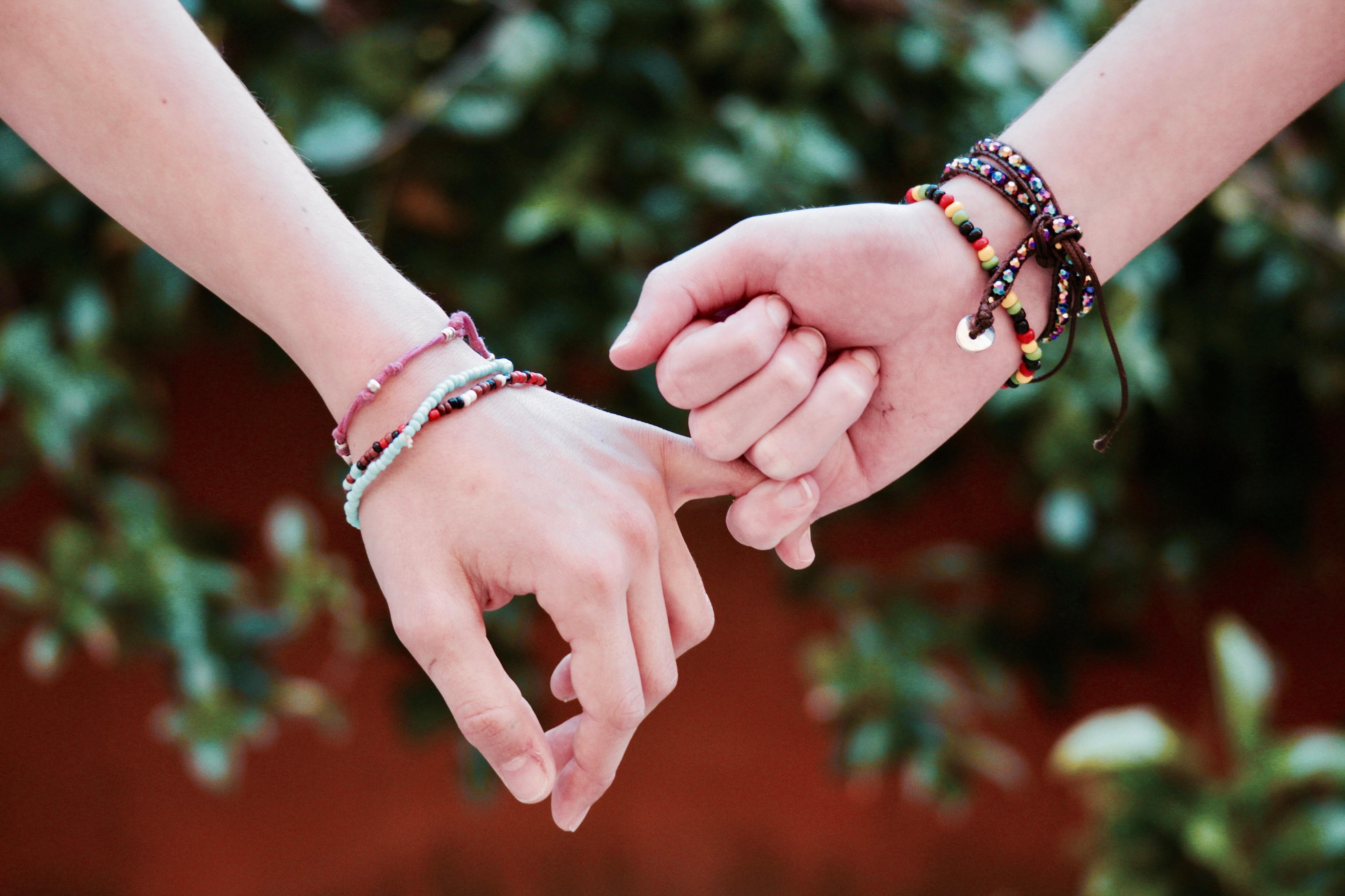 5190x3460 Great Holding Hands Photo, Desktop