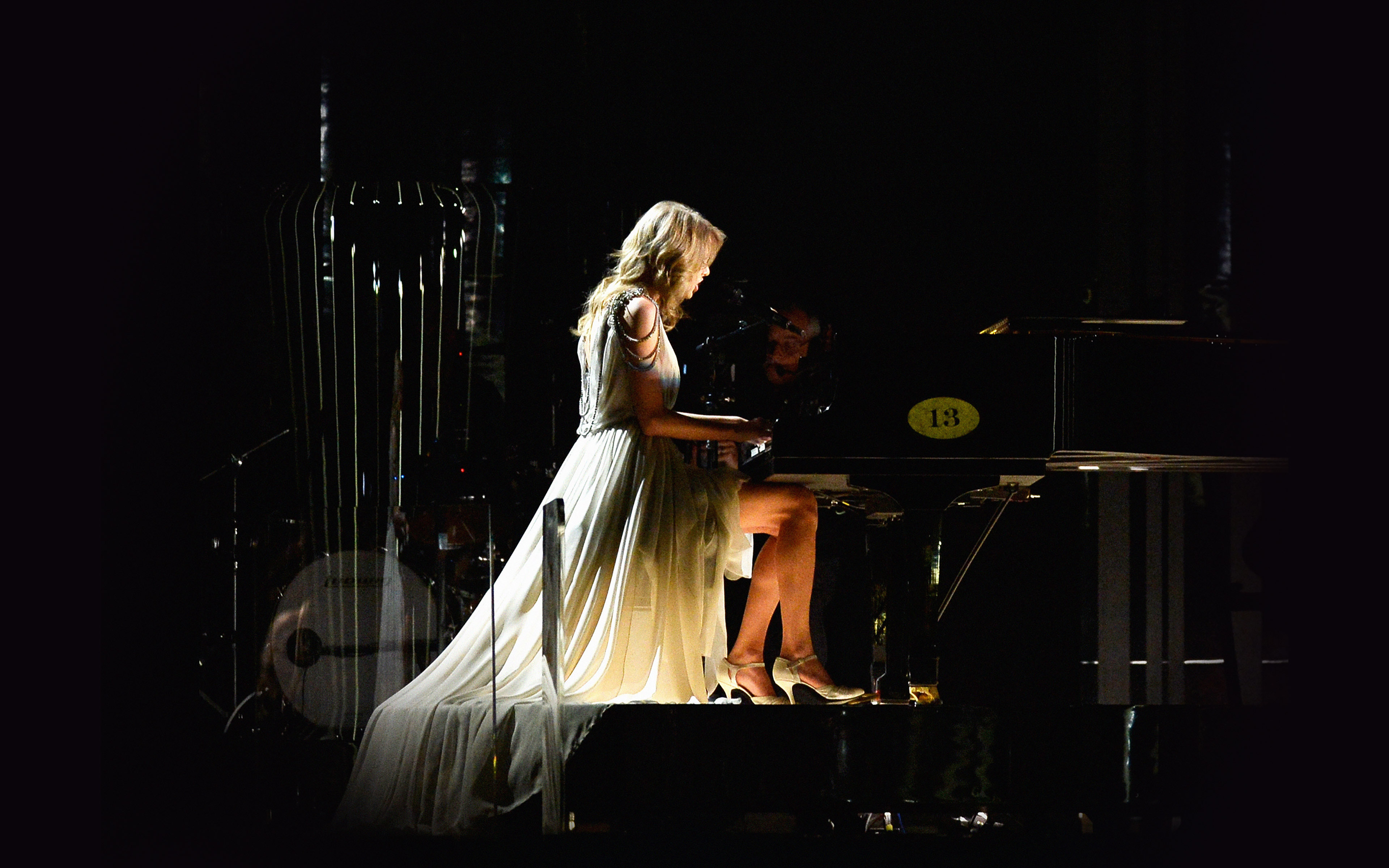 3840x2400 Wallpaper Taylor Swift Piano, Desktop