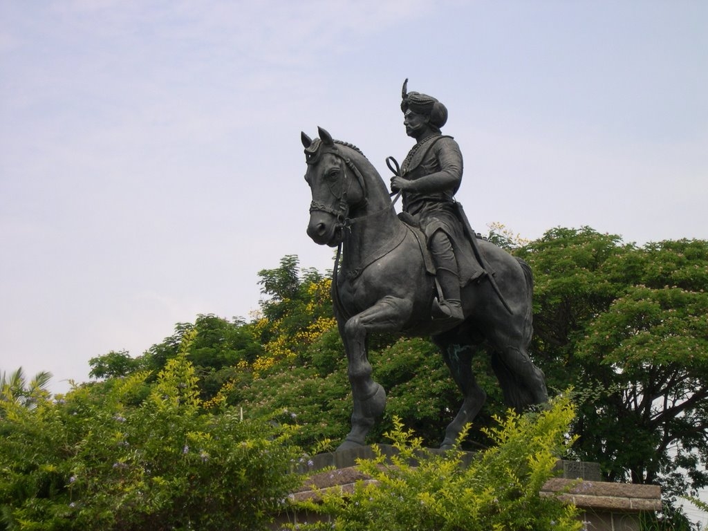 1030x770 Statue of Veera Madakari Nayaka V chieftain of Chitradurga, Desktop