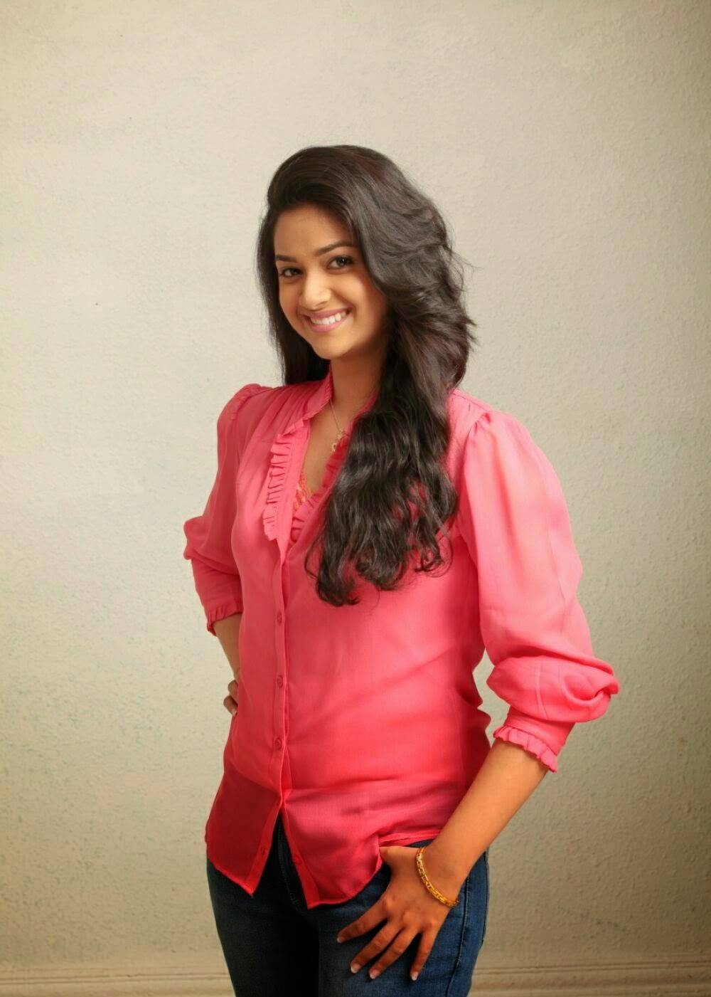 1000x1410 Keerthi Suresh Latest Stills, Phone