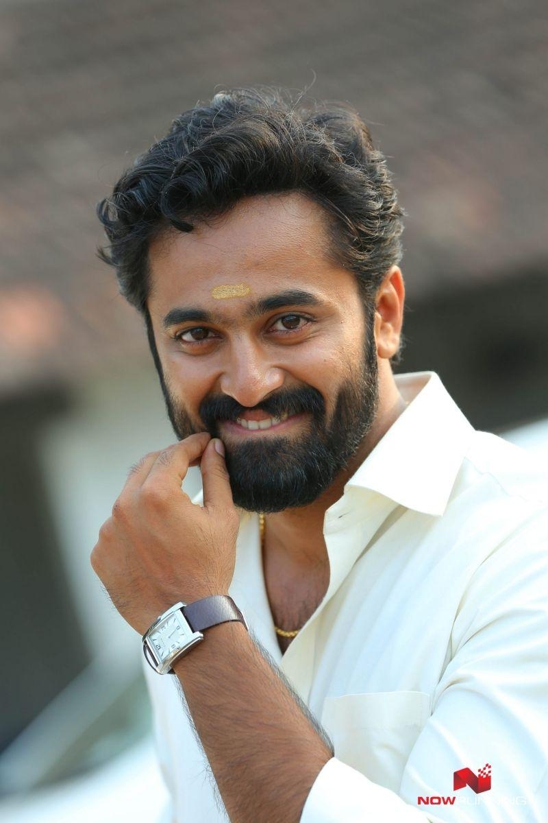 800x1200 Unni Mukundan in Oru Murai Vanthu Parthaya. NOWRUNNING, Phone