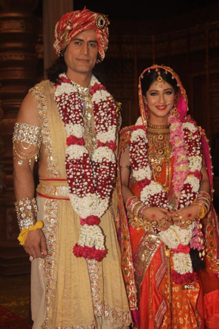 750x1130 Shiv and Parvati after their wedding ceremony on the sets of 'Devon Ke Dev.Mahadev', Phone